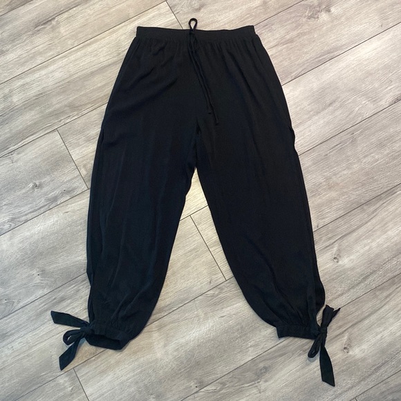 2/$10  Shein Cropped Tie-up Cuff Pants - Picture 1 of 6